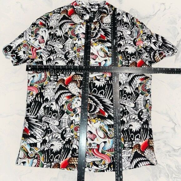 NWT Ed Hardy Battle Skull Tattoo Art Print Button Up Short Sleeve Shirt Medium - Picture 2 of 4